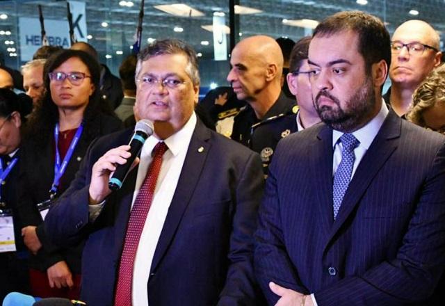 Flávio Dino fala ao microfone, ao lado de Cláudio Castro (Reprodução/Twitter)