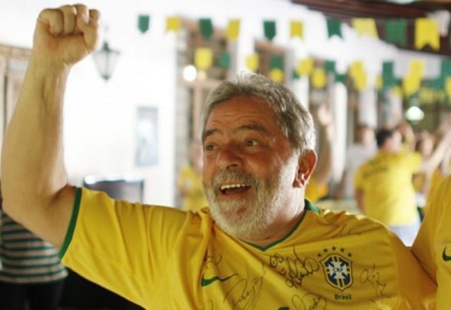 Lula com a camisa canarinho e com punho cerrado para cima (Reprodução/Twitter)