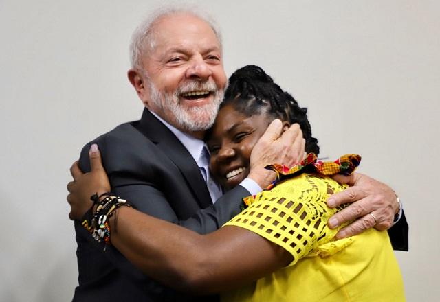 Lula abraça Francia Márquez (Reprodução/Twitter)