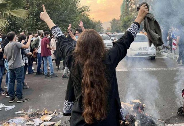 Durante meses, milhares de manifestantes tomaram as ruas para cobrar explicações sobre a morte de Mahsa | Reprodução/Twitter