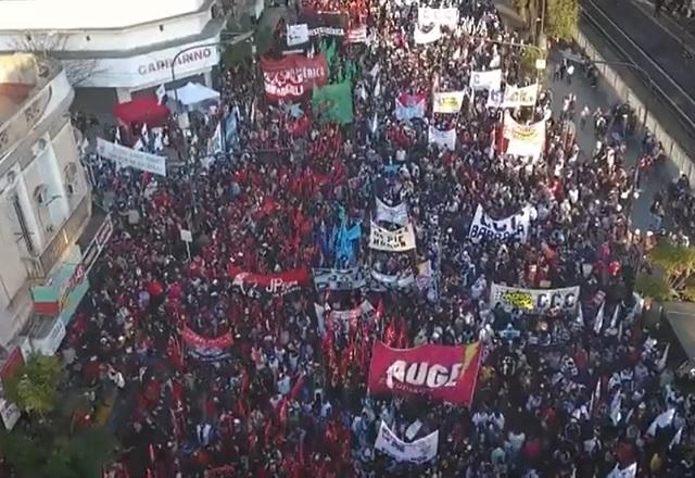 Milhares de pessoas marcham em Buenos Aires, na Argentina (Reprodução/Twitter)