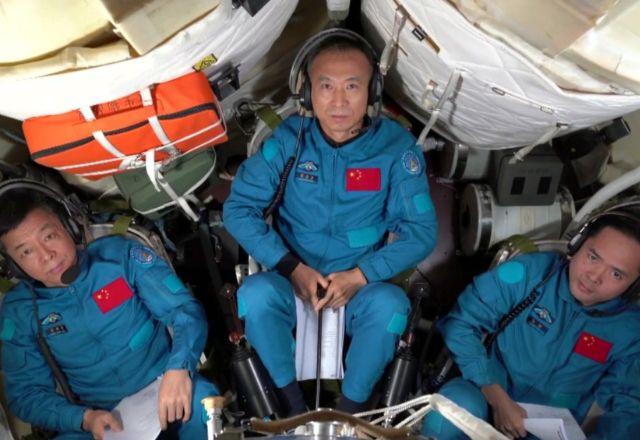 Os recém-chegados, todos pilotos militares, passarão seis meses na estação espacial  | Reprodução/Twitter CNSpaceflight