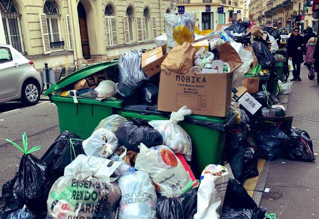 Greve contra reforma da previdência deixa ruas de Paris com toneladas de lixo Greve contra reforma da previdência deixa ruas de Paris com toneladas de lixo