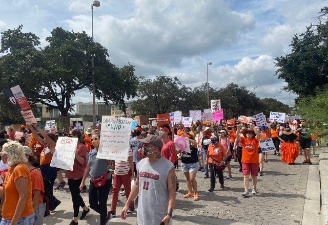 Centenas de manifestantes já foram às ruas protestarem contra a medida | Reprodução/Twitter CillaAguirre