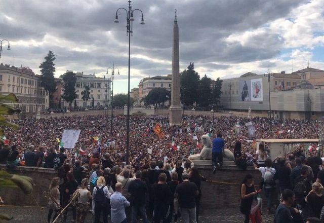 Cerca de 10 mil pessoa participaram do protesto em Roma | Reprodução/Twitter ClaudeTadolti