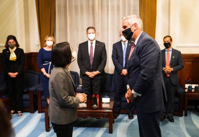 Visita de Holcomb tem como objetivo discutir questões econômicas entre os países | Reprodução/Twitter GovHolcomb