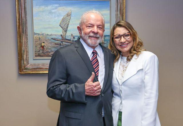 Lula e Janja chegaram à residência oficial na noite de 2ª feira (6.fev) | Reprodução/Twitter JanjaLula
