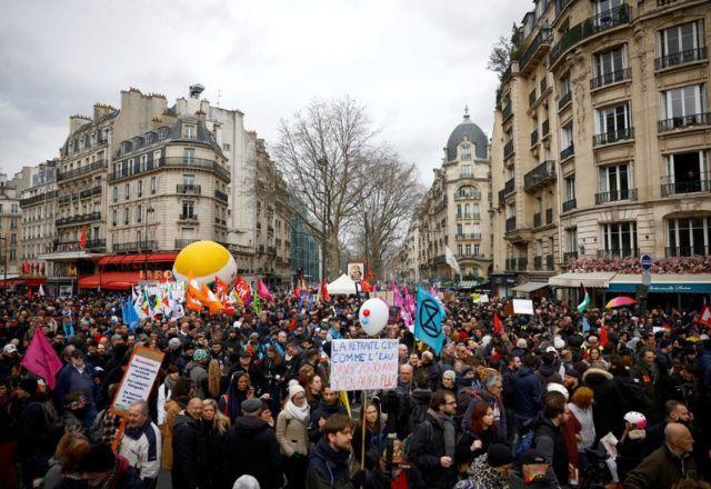 Manifestantes foram flagrados queimando objetos pelas ruas de Paris, como lixeiras e bicicletas | Reprodução/Twitter RevSid