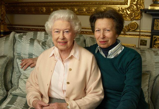 Anne nasceu em 1950, quando Elizabeth tinha 24 anos | Reprodução/Twitter Royal Family