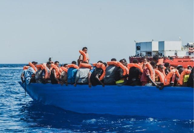 Sobreviventes foram resgatados no último domingo e seguem nas embarcações | Reprodução/Twitter SOSMedIntl