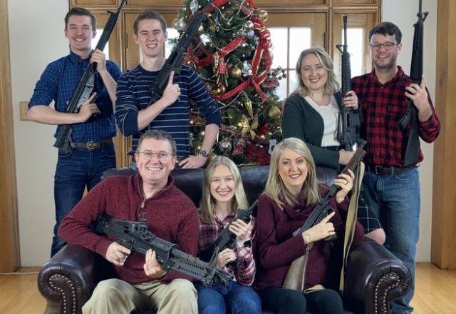 Deputado republicano deseja 'Feliz Natal' em foto com pessoas armadas