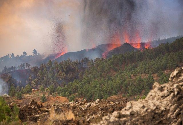 Atividade eruptiva chega ao 12º dia nesta 5ª feira (30.set) | Reprodução/Twitter abiansangil