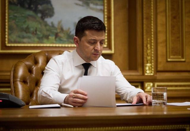 Presidente ucraniano, Volodymyr Zelenskiy, aconselhou os cidadãos a ficarem em casa durante operação russa | Reprodução/Twitter