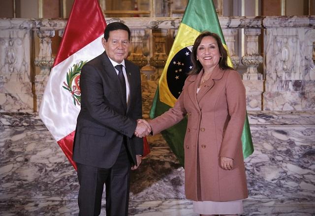 Mourão cumprimenta Dina Boluarte à frente das bandeiras do Brasil e Peru (Reprodução/Twitter)