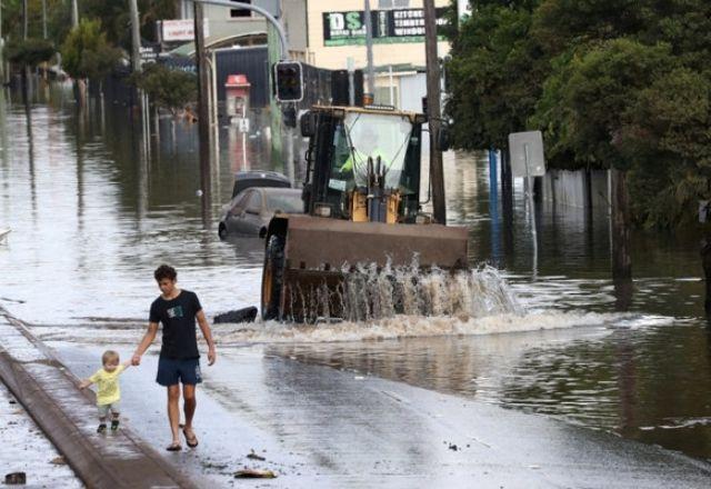 Com o alto nível de água, ruas foram inundadas, assim como casas, carros e imóveis comerciais | Reprodução/Twitter