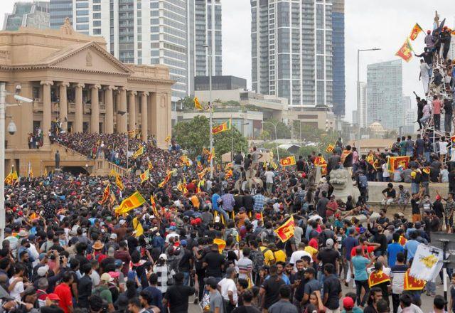Fuga de Rajapaksa provocou revolta na população, que voltou às ruas | Reprodução/Twitter