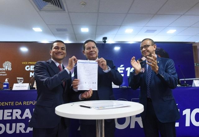 Da esq. para a dir., deputado Marcos Pereira, Hamilton Mourão e deputado Carlos Gomes, em evento de filiação do vice-presidente ao Republicanos (Reprodução/Twitter)
