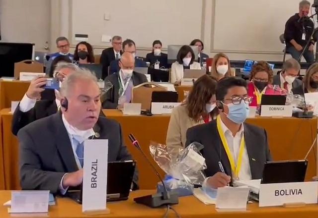 Marcelo Queiroga fala ao microfone na na 30ª Conferência Sanitária Pan-Americana, ao lado de representante da Bolívia (Reprodução/Twitter)