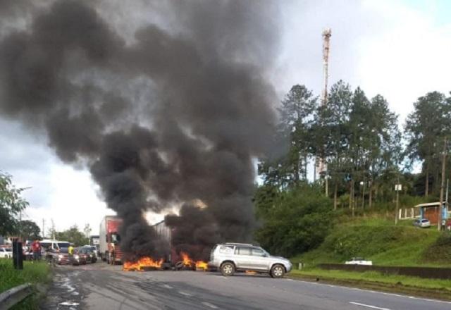 Pneus pegando fogo em protesto na BR-116 (Reprodução/Twitter)