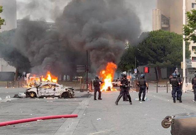Até o momento, mais de 45 mil policiais já foram convocados para conter os protestos, enquanto cerca de 3 mil pessoas foram presas | Reprodução/Twitter