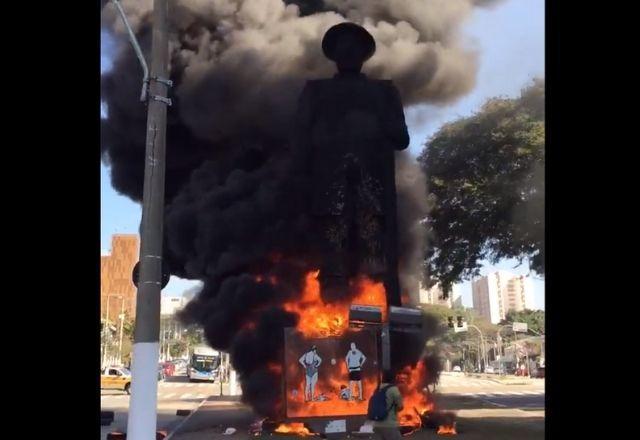 Estátua de Borba Gato pegando fogo (Reprodução/Twitter)
