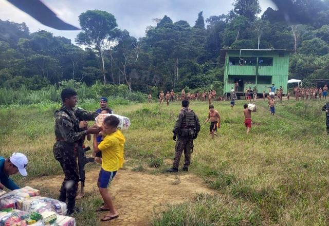 Militares distribuem cestas básicas a indígenas (Reprodução/Twitter)