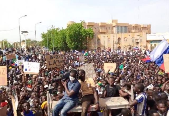 Embaixada da França é alvo de protestos após golpe no Níger Embaixada da França é alvo de protestos após golpe no Níger