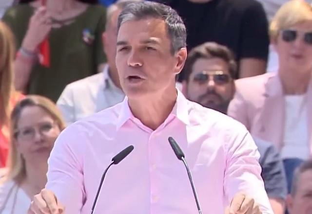 Premiê da Espanha gesticula enquanto fala ao microfone (Reprodução/Twitter)