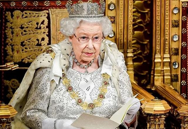Rainha Elizabeth II de óculos e coroa (Reprodução/Twitter)