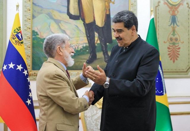 Celso Amorim cumprimenta Maduro, em frente às bandeiras do Brasil e Venezuela (Reprodução/Twitter)