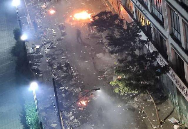 No local, havia fogo em lixos, colchões e entulhos, impedindo a circulação de carros | Reprodução/Twitter