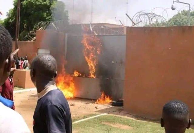 Segundo a pasta, a decisão acontece devido aos ataques contra a embaixada francesa em Niamey, capital | Reprodução/Twitter