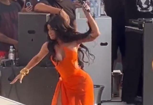 Vídeo: Cardi B arremessa microfone em fã que atirou copo de bebida na cantora Vídeo: Cardi B arremessa microfone em fã que atirou copo de bebida na cantora