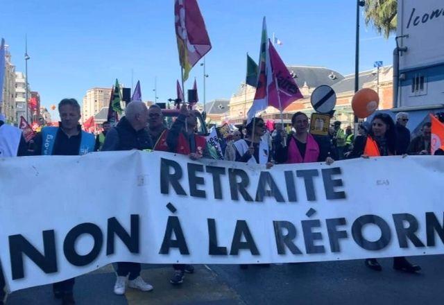 Além das greves, milhares de moradores continuam ocupando as ruas francesas para protestar | Reprodução/Twitter francoisedegois