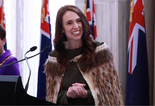País atinge 20% da população completamente vacinada contra a covid-19 | Reprodução/Twitter jacindaardern