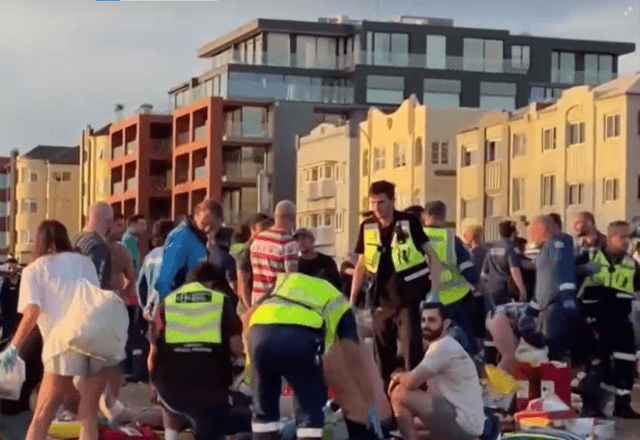 Equipes trabalham para socorrer vítimas de atentado antissemita na praia de Bondi, em Sydney, na Austrália | Foto: Reuters - 14.12.2025