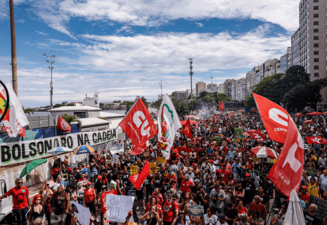 Manifestantes fazem ato na orla de Copacabana, no Rio de Janeiro, contra PL da Dosimetria e outros temas em votação no congresso nacional | Foto: Tânia Rego/Agência Brasil - 14.12.2025