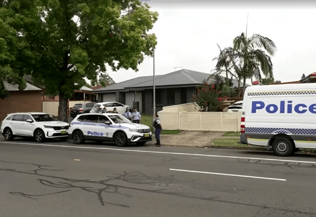 Policiais do lado de fora da casa dos supostos autores de atentado antissemita que deixou ao menos 15 vítimas fatais em Sydney, na Austrália | Foto: Reuters - 14.12.2025