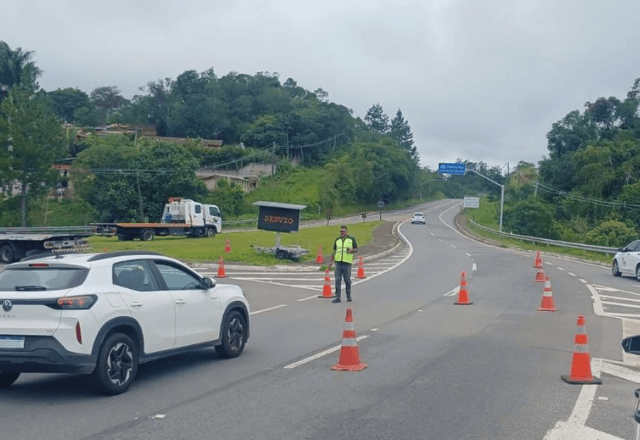 Interdição na Serra Mogi-Bertioga na manhã deste domingo (04) | Governo de São Paulo/Divulgação