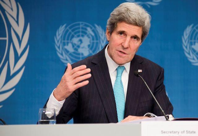 John Kerry gesticula enquanto fala ao microfone (Eric Bridiers/U.S. Mission)