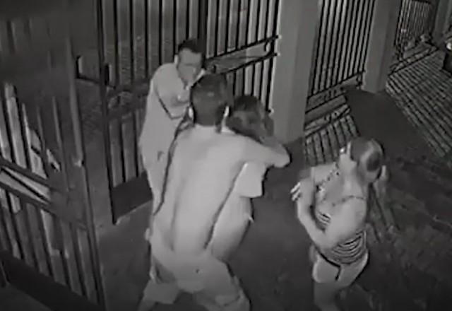 Uma câmera registrou o momento em que mãe e filha são agredidas
