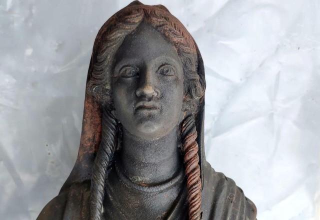 Uma das estátuas encontradas em uma antiga fonte termal na Toscana, itália