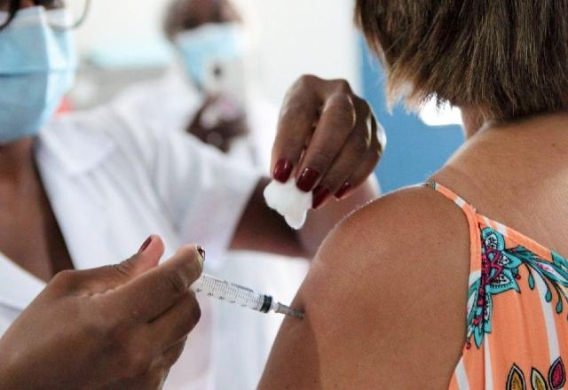 RJ: São Gonçalo e Niterói suspendem vacinação contra Covid-19 por falta de doses RJ: São Gonçalo e Niterói suspendem vacinação contra Covid-19 por falta de doses