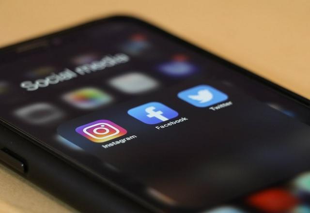 Aplicativos do Instagram, Facebook e Twitter em tela de celular (dole777/Unsplash)