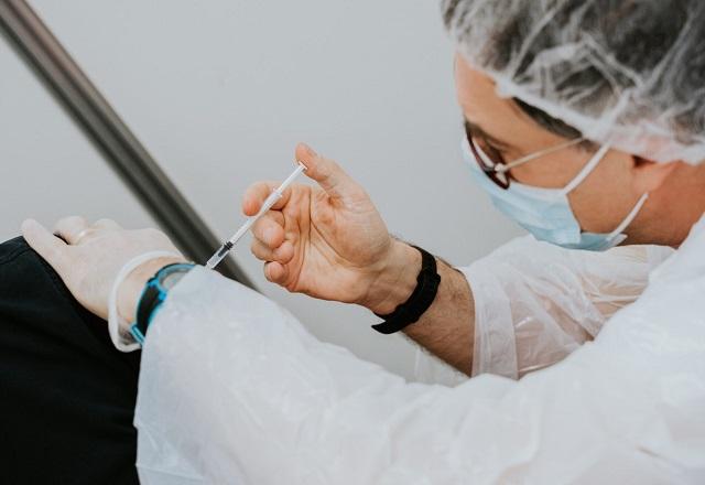 Profissional que faria a aplicação da vacina estranhou a cor e textura do braço falso (Mat Napo/Unsplash)