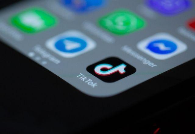 Revogação substitui ordens do ex-presidente Donald Trump que bloquearam o TikTok e o WeChat nas lojas de aplicativos dos EUA | Solen Feyissa/Unsplash