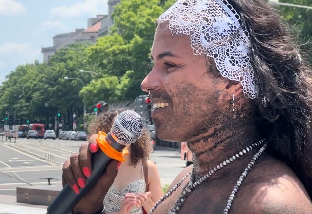 A artista Uýra Sodoma durante apresentação na capital americana | Patricia Vasconcellos/ SBT News