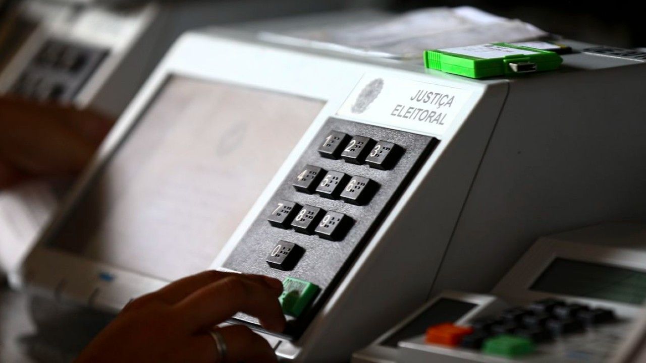 Fiscal do PSD é presa após filmar próprio voto no RJ