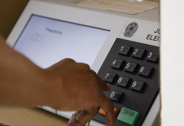 Urna nunca falhou na apuração, diz TSE; criador explica funcionamento