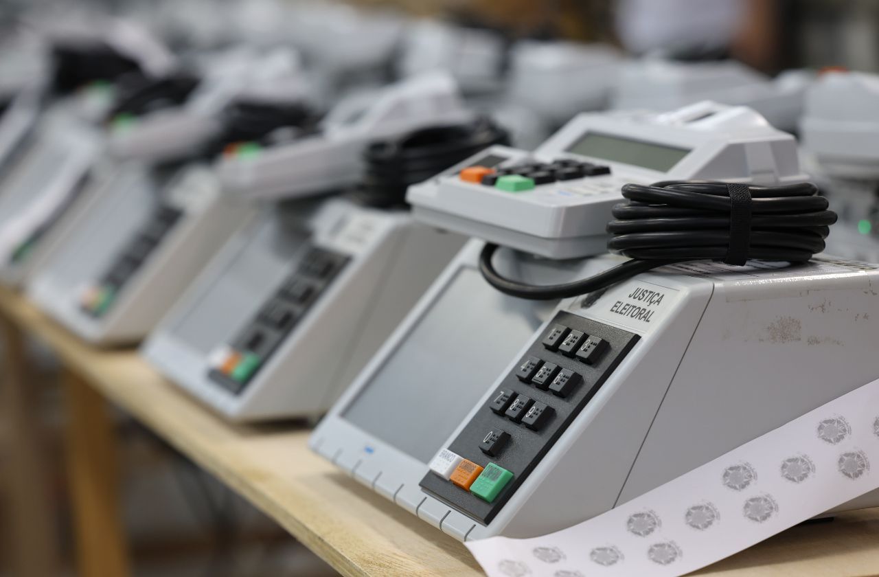 Durante o teste, os participantes examinaram os componentes responsáveis pelo registro do voto | Rovena Rosa/Agência Brasil